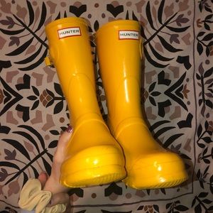 YELLOW GLOSS SHORT HUNTERS